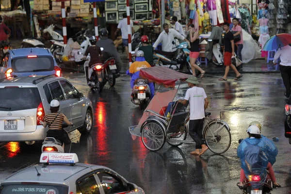 Bisiklet ve turistler 7 Mayıs 2020 'de Hoan Kiem Gölü' nün ve Hanoi 'nin eski mahallesinin güzelliğinin tadını çıkarıyorlar..