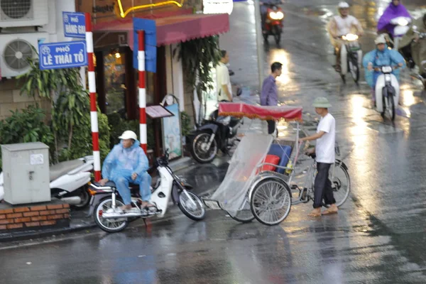 Bisiklet ve turistler 7 Mayıs 2020 'de Hoan Kiem Gölü' nün ve Hanoi 'nin eski mahallesinin güzelliğinin tadını çıkarıyorlar..