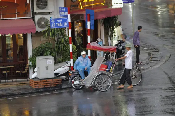 Cyclo Los Turistas Están Disfrutando Belleza Del Lago Hoan Kiem — Foto de Stock