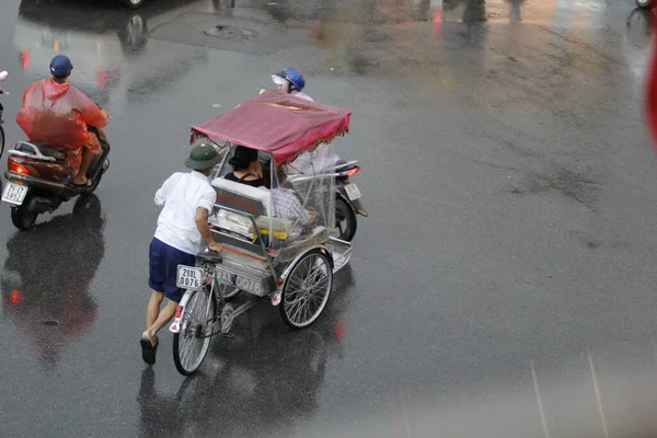Bisiklet ve turistler 7 Mayıs 2020 'de Hoan Kiem Gölü' nün ve Hanoi 'nin eski mahallesinin güzelliğinin tadını çıkarıyorlar..