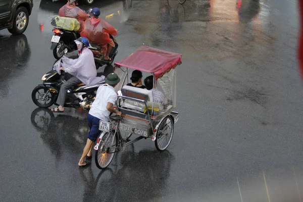Bisiklet ve turistler 7 Mayıs 2020 'de Hoan Kiem Gölü' nün ve Hanoi 'nin eski mahallesinin güzelliğinin tadını çıkarıyorlar..