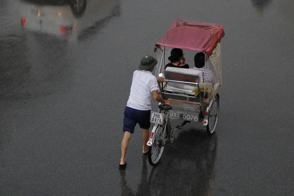 Bisiklet ve turistler 7 Mayıs 2020 'de Hoan Kiem Gölü' nün ve Hanoi 'nin eski mahallesinin güzelliğinin tadını çıkarıyorlar..