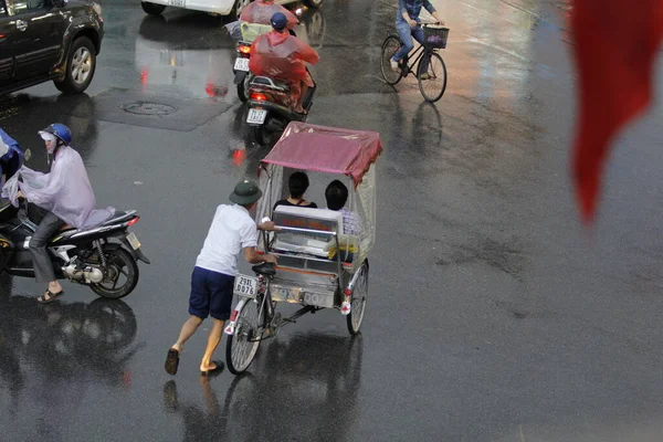 Bisiklet ve turistler 7 Mayıs 2020 'de Hoan Kiem Gölü' nün ve Hanoi 'nin eski mahallesinin güzelliğinin tadını çıkarıyorlar..