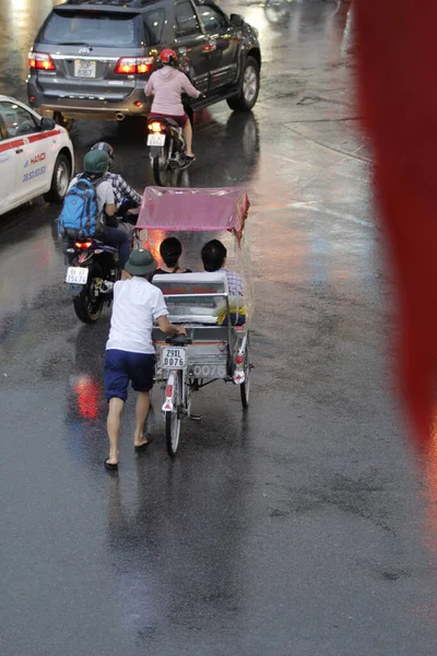 Bisiklet ve turistler 7 Mayıs 2020 'de Hoan Kiem Gölü' nün ve Hanoi 'nin eski mahallesinin güzelliğinin tadını çıkarıyorlar..