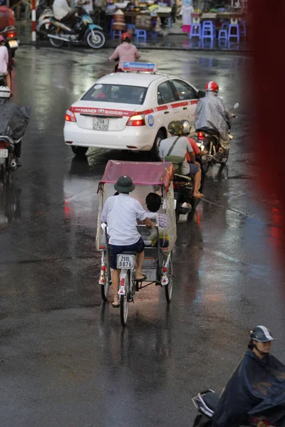 Cyclo Och Turister Njuter Skönheten Hoan Kiem Sjön Och Hanoi — Stockfoto