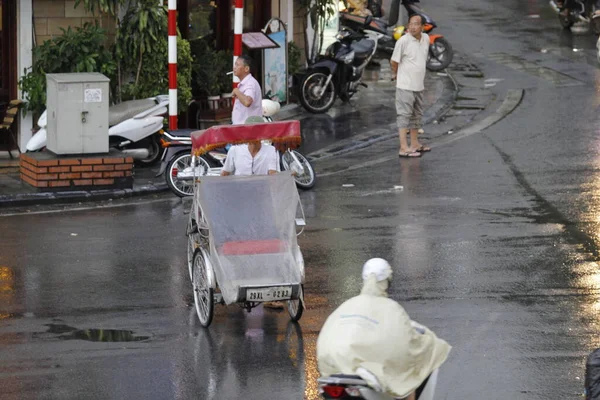 Bisiklet ve turistler 7 Mayıs 2020 'de Hoan Kiem Gölü' nün ve Hanoi 'nin eski mahallesinin güzelliğinin tadını çıkarıyorlar..