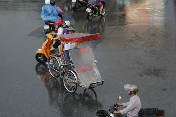 Cyclo Och Turister Njuter Skönheten Hoan Kiem Sjön Och Hanoi — Stockfoto