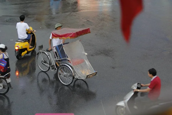 Bisiklet ve turistler 7 Mayıs 2020 'de Hoan Kiem Gölü' nün ve Hanoi 'nin eski mahallesinin güzelliğinin tadını çıkarıyorlar..