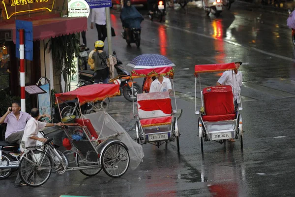 Bisiklet ve turistler 7 Mayıs 2020 'de Hoan Kiem Gölü' nün ve Hanoi 'nin eski mahallesinin güzelliğinin tadını çıkarıyorlar..