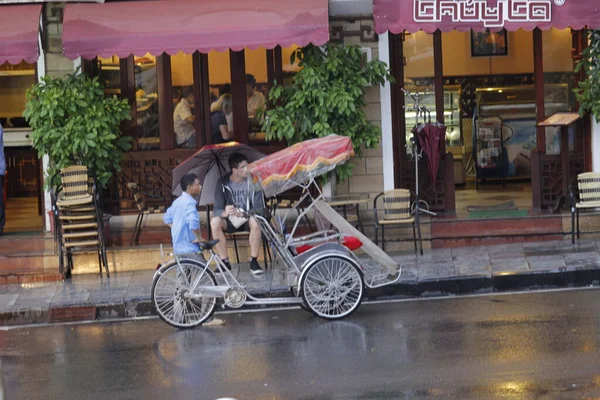 Bisiklet ve turistler 7 Mayıs 2020 'de Hoan Kiem Gölü' nün ve Hanoi 'nin eski mahallesinin güzelliğinin tadını çıkarıyorlar..