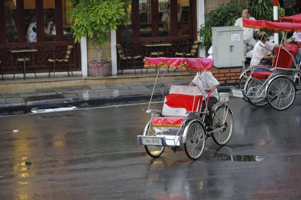 Cyclo Tourists Enjoying Beauty Hoan Kiem Lake Hanoi Old Quarter — Stock Photo, Image