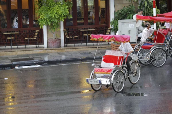 Cyclo Los Turistas Están Disfrutando Belleza Del Lago Hoan Kiem —  Fotos de Stock