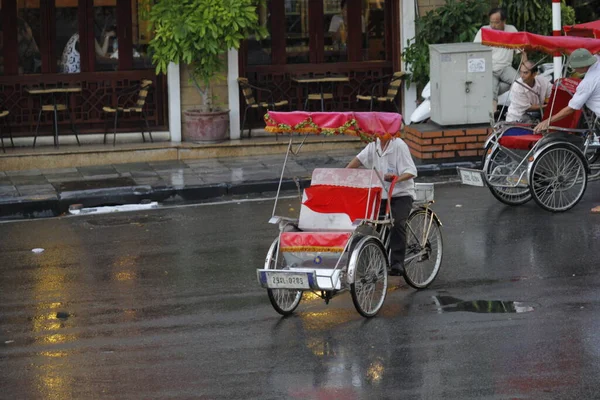 Cyclo Tourists Enjoying Beauty Hoan Kiem Lake Hanoi Old Quarter — стоковое фото
