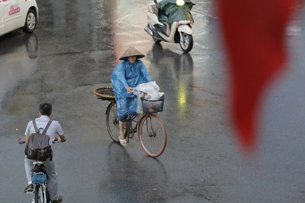 Bisiklet ve turistler 7 Mayıs 2020 'de Hoan Kiem Gölü' nün ve Hanoi 'nin eski mahallesinin güzelliğinin tadını çıkarıyorlar..