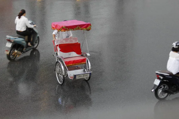 Cyclo Los Turistas Están Disfrutando Belleza Del Lago Hoan Kiem — Foto de Stock