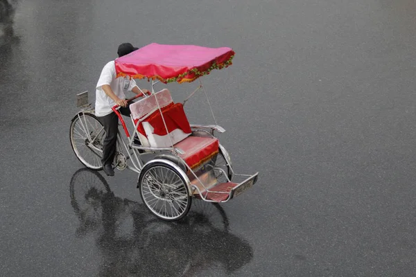 Bisiklet ve turistler 7 Mayıs 2020 'de Hoan Kiem Gölü' nün ve Hanoi 'nin eski mahallesinin güzelliğinin tadını çıkarıyorlar..