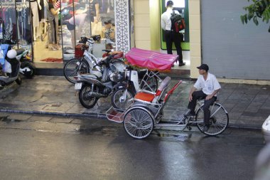 Bisiklet ve turistler 7 Mayıs 2020 'de Hoan Kiem Gölü' nün ve Hanoi 'nin eski mahallesinin güzelliğinin tadını çıkarıyorlar..