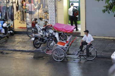 Bisiklet ve turistler 7 Mayıs 2020 'de Hoan Kiem Gölü' nün ve Hanoi 'nin eski mahallesinin güzelliğinin tadını çıkarıyorlar..