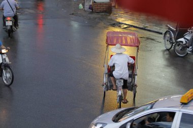 Bisiklet ve turistler 7 Mayıs 2020 'de Hoan Kiem Gölü' nün ve Hanoi 'nin eski mahallesinin güzelliğinin tadını çıkarıyorlar..