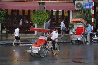 Bisiklet ve turistler 7 Mayıs 2020 'de Hoan Kiem Gölü' nün ve Hanoi 'nin eski mahallesinin güzelliğinin tadını çıkarıyorlar..