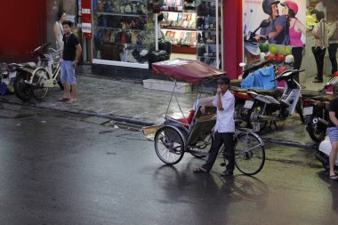 Bisiklet ve turistler 7 Mayıs 2020 'de Hoan Kiem Gölü' nün ve Hanoi 'nin eski mahallesinin güzelliğinin tadını çıkarıyorlar..
