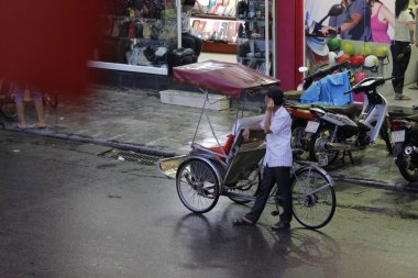 Bisiklet ve turistler 7 Mayıs 2020 'de Hoan Kiem Gölü' nün ve Hanoi 'nin eski mahallesinin güzelliğinin tadını çıkarıyorlar..