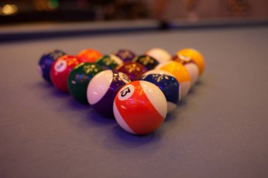 Renkli bilardo topları. Mavi masada bilardo topu. Renkli Amerikan bilardo topu arka planı. Amerikan bilardosu barda. Bilardo toplarını kapat. Bar oyunu. Bilardo masası oyunu.