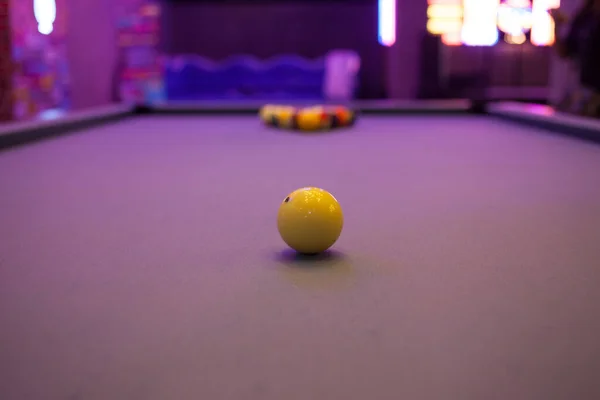 Renkli bilardo topları. Mavi masada bilardo topu. Renkli Amerikan bilardo topu arka planı. Amerikan bilardosu barda. Bilardo toplarını kapat. Bar oyunu. Bilardo masası oyunu.