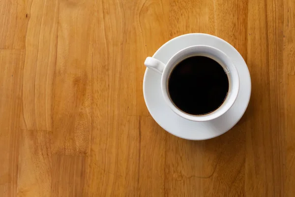 木製のテーブルの上のコーヒーカップ トップビュー — ストック写真