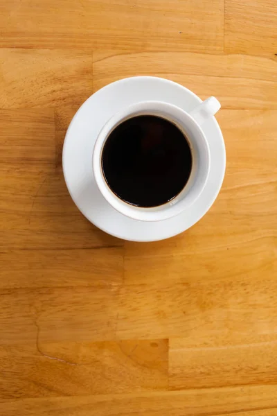 木製のテーブルの上のコーヒーカップ トップビュー — ストック写真