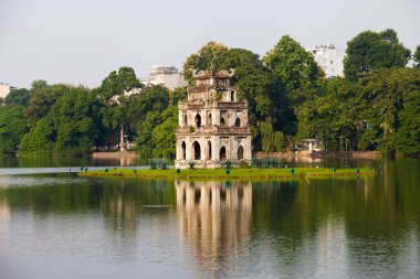 Hoan Kiem Gölü 'ndeki Kaplumbağa Kulesi (Thap Rua) Hanoi, Vietnam