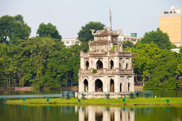 Hoan Kiem Gölü 'ndeki Kaplumbağa Kulesi (Thap Rua) Hanoi, Vietnam