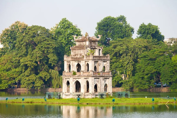 Hoan Kiem Gölü 'ndeki Kaplumbağa Kulesi (Thap Rua) Hanoi, Vietnam