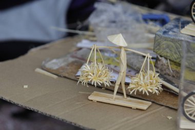 Hanoi Vietnam. Hano.net 'teki eski kasabadaki hediyelik eşya dükkanlarında el yapımı bambuları kapat.