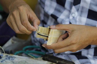 Hanoi Vietnam. Hano.net 'teki eski kasabadaki hediyelik eşya dükkanlarında el yapımı bambuları kapat.