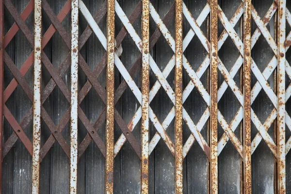 Arka planı kilitli çinko çarşaf kapısının kapatılması