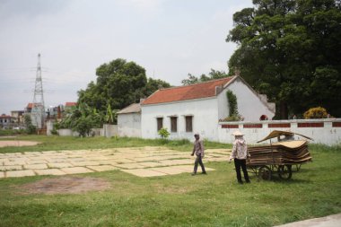 CuDa Köyü - Hanoi - Vietnam - 21 Haziran 2015 - Arrowroot vermicelli- bambu çitleri üzerinde kurutulan özel bir Vietnam eriştesi