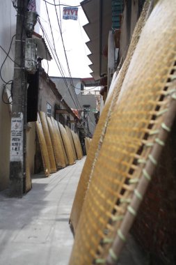 CuDa Köyü - Hanoi - Vietnam - 21 Haziran 2015 - Arrowroot vermicelli- bambu çitleri üzerinde kurutulan özel bir Vietnam eriştesi