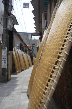 CuDa Köyü - Hanoi - Vietnam - 21 Haziran 2015 - Arrowroot vermicelli- bambu çitleri üzerinde kurutulan özel bir Vietnam eriştesi