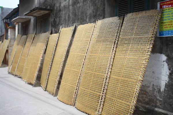 CuDa Köyü - Hanoi - Vietnam - 21 Haziran 2015 - Arrowroot vermicelli- bambu çitleri üzerinde kurutulan özel bir Vietnam eriştesi