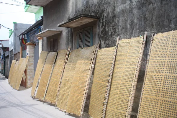 CuDa Köyü - Hanoi - Vietnam - 21 Haziran 2015 - Arrowroot vermicelli- bambu çitleri üzerinde kurutulan özel bir Vietnam eriştesi