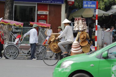Hanoi, Vietnam, 11 Kasım 2019: Vietnam 'da Yaşam Hanoi, Vietnam Sokağı satıcıları Hanoi' nin Eski Mahallesi 'nde (Pho Co Hanoi)