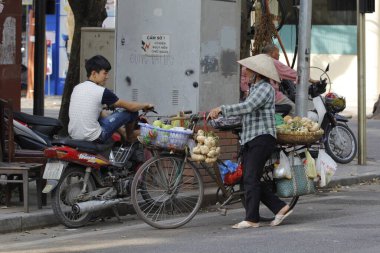 Hanoi, Vietnam, 11 Kasım 2019: Vietnam 'da Yaşam Hanoi, Vietnam Sokağı satıcıları Hanoi' nin Eski Mahallesi 'nde (Pho Co Hanoi)