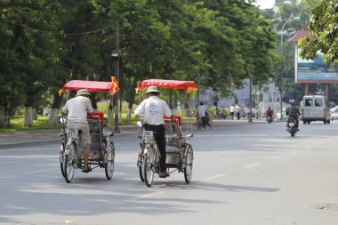 Hanoi, Vietnam - 27 Ekim 2019 Hanoi Eski Çeyrek Meydanı, turistleri taşıyan triportörler.