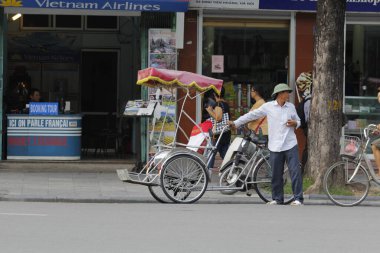 Hanoi, Vietnam - 27 Ekim 2019 Hanoi Eski Çeyrek Meydanı, turistleri taşıyan triportörler.