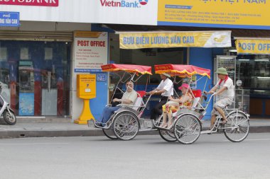 Hanoi, Vietnam - 27 Ekim 2019 Hanoi Eski Çeyrek Meydanı, turistleri taşıyan triportörler.