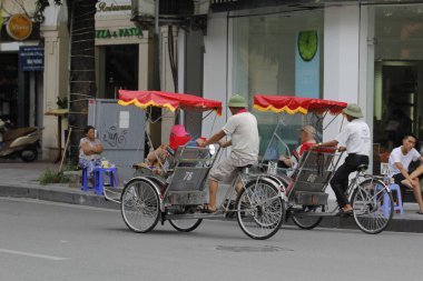 Hanoi, Vietnam - 27 Ekim 2019 Hanoi Eski Çeyrek Meydanı, turistleri taşıyan triportörler.