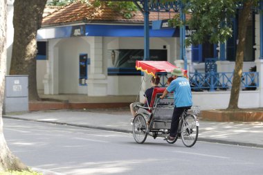 Hanoi, Vietnam - 27 Ekim 2019 Hanoi Eski Çeyrek Meydanı, turistleri taşıyan triportörler.