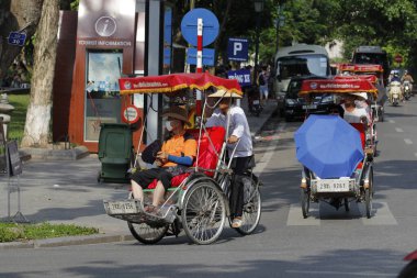 Hanoi, Vietnam - 27 Ekim 2019 Hanoi Eski Çeyrek Meydanı, turistleri taşıyan triportörler.