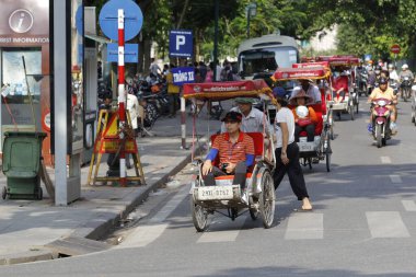 Hanoi, Vietnam - 27 Ekim 2019 Hanoi Eski Çeyrek Meydanı, turistleri taşıyan triportörler.